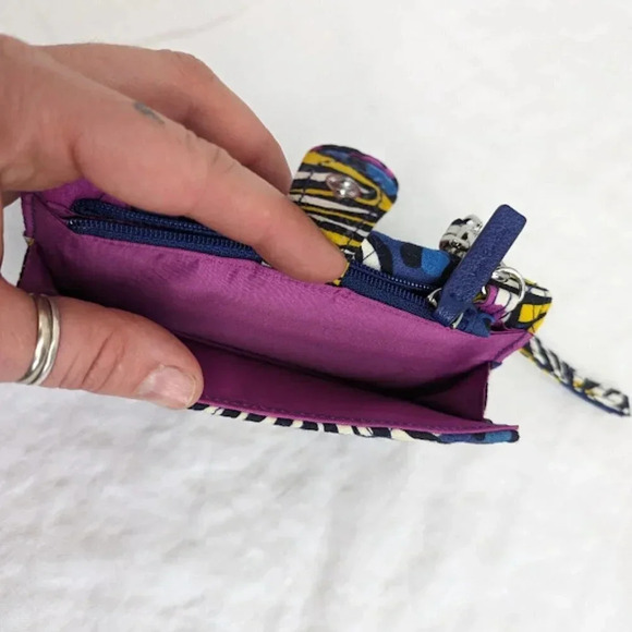 Vera Bradley Blue floral quilted wristlet one size many pockets O7 - Picture 7 of 7